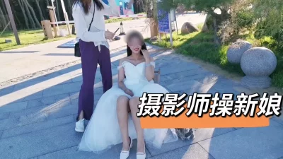 新娘被接走妈妈躲厨房流泪